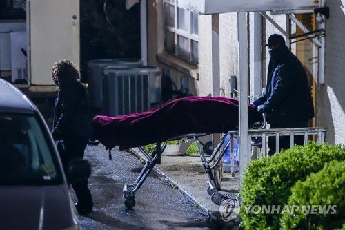 '애틀랜타 연쇄 총격사건' 희생자 시신 옮기는 미 검시관 [EPA=연합뉴스 자료사진]