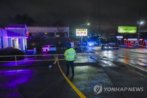 '애틀랜타 연쇄 총격사건' 현장 조사하는 미 경찰(애틀랜타 EPA=연합뉴스) 연쇄 총격 사건이 발생한 미국 조지아주 애틀랜타 북부 피드먼트로(路)의 한 마사지숍에서 16일(현지시간) 경찰이 사건 현장을 조사하고 있다. 애틀랜타 일대 마사지숍 3곳에서는 이날 연쇄 총격 사건이 일어나 8명이 숨졌으며 이 중 4명은 한인 여성으로 알려졌다. sungok@yna.co.kr