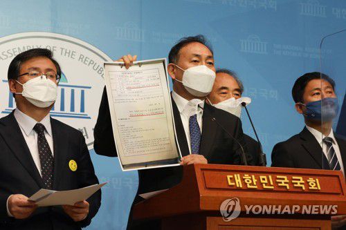 기자회견 나선 지방자치단체장 출신 더불어민주당 의원들(서울=연합뉴스) 안정원 기자 = 서울시 정무부시장을 지낸 더불어민주당 김원이의원과 지방자치단체장 출신 의원들이 18일 국회 소통관에서 내곡동 땅 및 전결권의 실질적인 범위 등을 놓고 국민의힘 오세훈 서울시장 후보의 해명 등을 요구하는 기자회견을 하고 있다. 2021.3.18 jeong@yna.co.kr