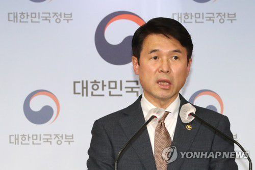 최창원 정부합동조사단장, LH 투기 2차조사 결과발표(서울=연합뉴스) 백승렬 기자 = 최창원 정부합동조사단장(국무1차장)이 19일 정부서울청사에서 한국토지주택공사(LH) 투기 의심자에 대한 2차조사 결과를 발표하고 있다. 2021.3.19 srbaek@yna.co.kr