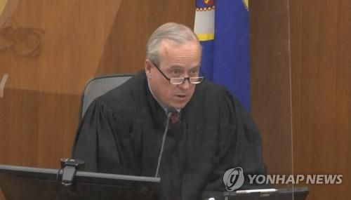 미 미네소타주 헤너핀카운티 지방법원의 피터 케이힐 판사가 19일(현지시간) 배심원 선정 절차를 주관하고 있다. 법원 TV 화면을 촬영한 것임. [AP=연합뉴스]