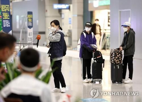 6일 미얀마 임시 항공편으로 귀국하는 교민들. [연합뉴스 자료사진. 재판매 및 DB 금지]