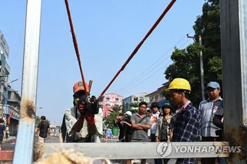 군경 강경진압에 대형 새총을 준비하는 미얀마 시위대. [AEP=연합뉴스]