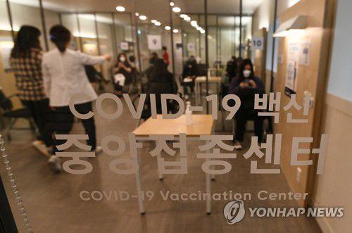 2차 접종 후 이상 유무 관찰(서울=연합뉴스) 신준희 기자 = 20일 중구 국립중앙의료원 접종센터에서 코로나19 환자를 치료하는 의료기관 종사자에 대한 화이자 백신 2차 접종이 실시되고 있다. 
    화이자 백신은 3주(21일) 간격으로 2번을 맞아야 하는데 이날이 첫 접종일인 지난달 27일 이후 3주째가 되는 날이다. 2021.3.20 photo@yna.co.kr