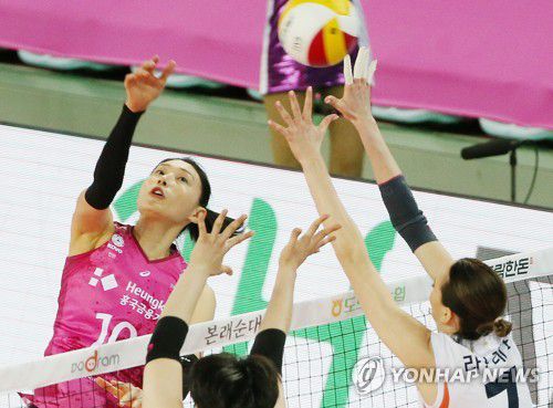 공격하는 김연경(인천=연합뉴스) 김상연 기자 = 20일 인천 계양체육관에서 열린 여자프로배구 플레이오프 1차전 인천 흥국생명 핑크스파이더스와 화성 IBK 기업은행 알토스의 경기. 1세트 흥국생명 김연경이 공격하고 있다. 2021.3.20 goodluck@yna.co.kr