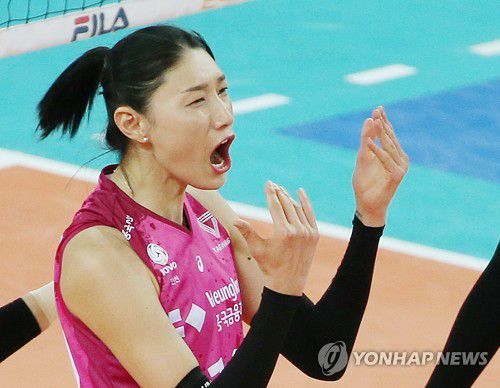 포효하는 김연경(인천=연합뉴스) 김상연 기자 = 20일 인천 계양체육관에서 열린 여자프로배구 플레이오프 1차전 인천 흥국생명 핑크스파이더스와 화성 IBK 기업은행 알토스의 경기. 1세트 흥국생명 김연경이 득점에 성공한 뒤 기뻐하고 있다. 2021.3.20 goodluck@yna.co.kr