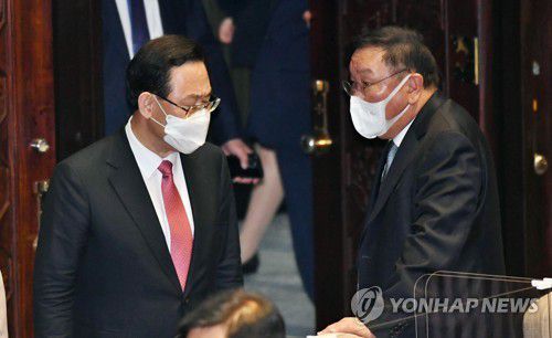 더불어민주당 김태년 원내대표(오른쪽)와 국민의힘 주호영 원내대표가 2020년 11월 19일 국회 본회의장에서 대화하는 모습 [연합뉴스 자료사진]