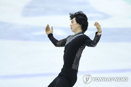 연기 펼치는 차준환(의정부=연합뉴스) 임병식 기자 = 25일 의정부실내빙상장에서 열린 제75회 전국남녀 피겨스케이팅 종합선수권대회 남자 시니어 쇼트프로그램에서 고려대학교 차준환이 연기를 펼치고 있다. 2021.2.25 andphotodo@yna.co.kr