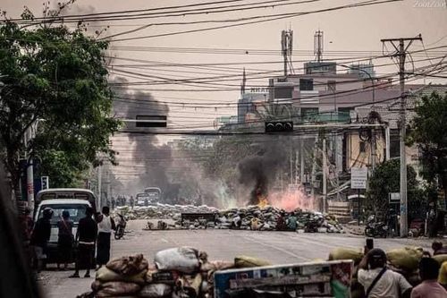 만달레이에서 시위대가 바리케이드를 사이에 두고 군경과 대치 중인 모습.2021.3.22[트위터 캡처. 재판매 및 DB 금지]