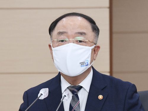 발언하는 홍남기 부총리(서울=연합뉴스) 홍남기 경제부총리 겸 기획재정부 장관이 22일 정부세종청사에서 열린 확대간부회의에서 발언하고 있다. [기획재정부 제공. 재판매 및 DB 금지]