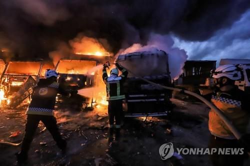 러시아의 공습으로 불이 붙은 시리아 반군 지역 트레일러 [AFP=연합뉴스]