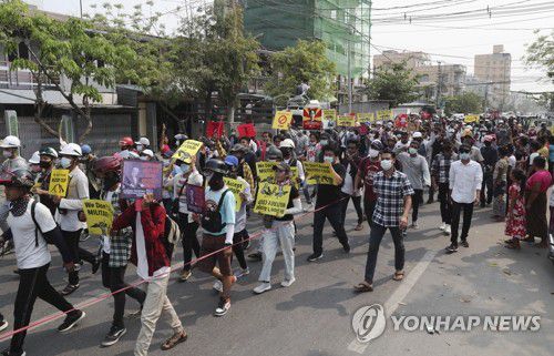 쿠데타 규탄 시가행진 벌이는 미얀마 시민들(만달레이 AP=연합뉴스) 미얀마의 지방도시 만달레이에서 14일 시민들이 군부 쿠데타를 규탄하며 시가를 행진하고 있다. jsmoon@yna.co.kr