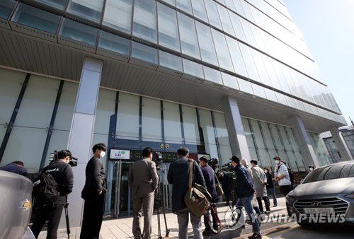 긴장감 도는 LH 전북본부(전주=연합뉴스) 나보배 기자 = 전북경찰청 반부패경제범죄수사대가 한국토지주택공사(LH) 전북본부를 압수수색한 22일 취재진들이 건물 입구 앞에 몰려있다. warm@yna.co.kr