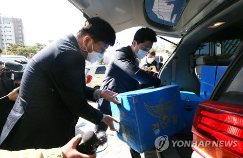 LH 전북본부 압수수색 마친 경찰(전주=연합뉴스) 나보배 기자 = 수도권 신도시 부동산 투기 의혹을 수사 중인 전북경찰청 반부패범죄수사대가 22일 한국토지주택공사(LH) 전북본부 사무실을 압수수색, 압수물이 담긴 박스를 차량에 싣고 있다. warm@yna.co.kr
