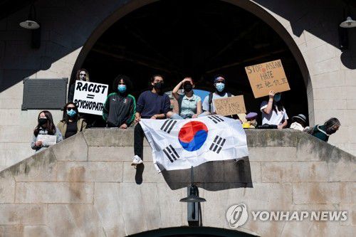 태극기 들고 아시아계 표적 증오범죄 규탄하는 뉴욕 시위대(뉴욕 로이터=연합뉴스) 21일(현지시간) 미국 뉴욕에서 아시아·태평양계(AAPI)를 표적으로 한 증오 범죄를 규탄하는 시위대가 태극기를 들고 시위를 벌이고 있다. knhknh@yna.co.kr