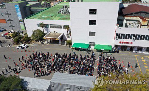 빽빽한 코로나 검사장 줄(거제=연합뉴스) 김동민 기자 = 22일 경남 거제시 거제 한 병원 코로나 검사장에 많은 시민이 거리두기를 무시한 채 줄 서 있다.     
    병원 관계자는 "안내 방송을 하고 있지만 '거리 두기'가 잘 지켜지지 않고 있다"고 말했다. 2021.3.22 image@yna.co.kr