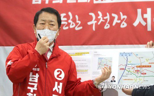 국민의힘 서동욱 울산남구청장 후보 "민주당 가짜뉴스 사과해야"(울산=연합뉴스) 이상현 기자 = 울산남구청장 재선거에 나서는 국민의힘 서동욱 후보가 22일 울산시의회 프레스센터에서 기자회견을 열고 "자신이 내부정보를 이용해 부동산 투기를 했다는 민주당 주장은 가짜뉴스"라며 민주당 사과를 촉구하고 있다. 2021.3.22 leeyoo@yna.co.kr