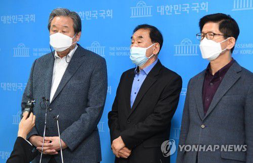 후보 단일화 입장 요구하는 김무성 이재오 김문수지난 18일 국민의힘 김무성 전 의원과 폭정종식 비상시국연대 공동대표인 이재오 전 의원과 김문수 전 경기도지사가 국회 소통관에서 국민의힘 오세훈 후보와 국민의당 안철수 후보가 직접 만나 단일화할 것과 김종인 비상대책위원장의 즉각 사퇴를 요구하고 있다. [연합뉴스 자료사진]