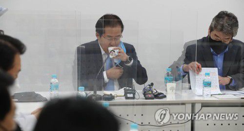 물 마시는 홍준표지난 18일 무소속 홍준표 의원이 '더 좋은 세상으로(마포포럼)' 세미나에 참석, 물을 마시고 있다. [연합뉴스 자료사진]