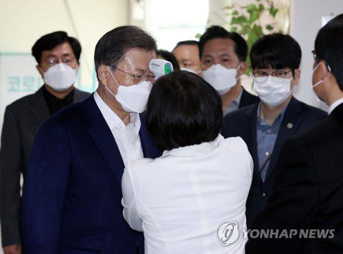 종로구보건소 도착한 문 대통령(서울=연합뉴스) 이진욱 기자 = 문재인 대통령과 부인 김정숙 여사가 23일 오전 아스트라제네카(AZ)사의 신종 코로나바이러스 감염증(코로나19) 백신 접종을 하기 위해 서울 종로구보건소로 들어서며 발열검사를 받고 있다. cityboy@yna.co.kr