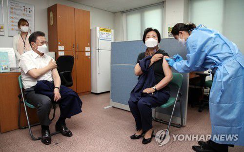 김정숙 여사 접종 지켜보는 문 대통령(서울=연합뉴스) 이진욱 기자 = 문재인 대통령이 23일 오전 서울 종로구보건소에서 아스트라제네카(AZ)사의 신종 코로나바이러스 감염증(코로나19) 백신을 맞고 김정숙 여사의 접종 모습을 바라보고 있다. cityboy@yna.co.kr