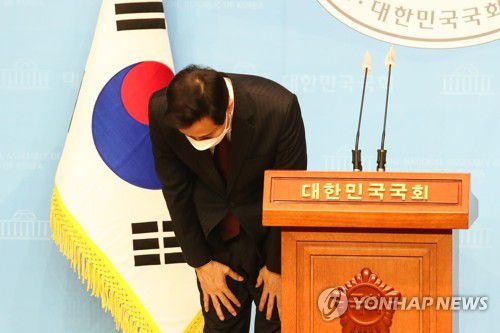 인사하는 오세훈 후보(서울=연합뉴스) 하사헌 기자 = 서울시장 보궐선거 야권 단일 후보로 선출된 국민의힘 오세훈 후보가 23일 국회 소통관에서 기자회견을 하기에 앞서 인사하고 있다. toadboy@yna.co.kr