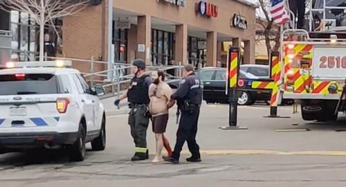 총격 사건 직후 경찰에 체포된 아흐마드 알리사[트위터 게시물 캡처·재판매 및 DB 금지]