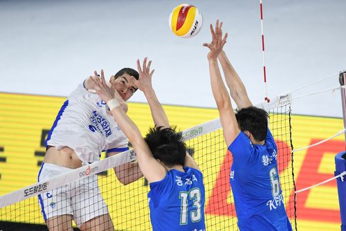 마테우스의 강스파이크(서울=연합뉴스) 삼성화재 외국인 공격수 마테우스 크라우척이 24일 대전 충무체육관에서 열린 프로배구 남자부 한국전력과의 홈경기에서 오픈 공격을 시도하고 있다.