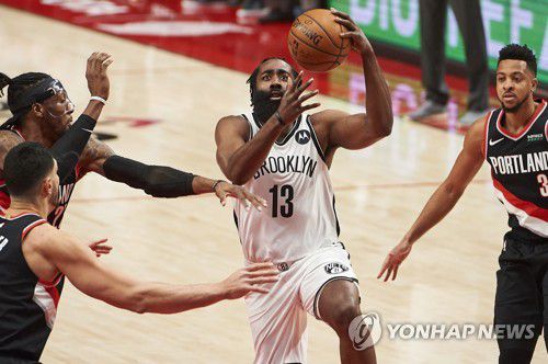 돌파하는 브루클린의 제임스 하든[Troy Wayrynen-USA TODAY Sports/로이터=연합뉴스]
