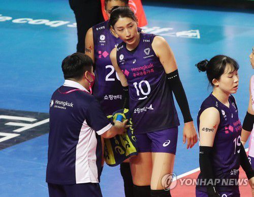 부상 체크하는 김연경(화성=연합뉴스) 홍기원 기자 = 22일 경기도 화성종합경기타운 실내체육관에서 열린 프로배구 V리그 여자부 플레이오프 2차전 IBK기업은행 알토스와 흥국생명 핑크스파이더스의 경기. 흥국생명 손목을 살펴보고 있다. 2021.3.22 xanadu@yna.co.kr