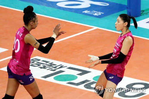 김연경 '브루나 너무 잘했어'(인천=연합뉴스) 윤태현 기자 = 24일 인천 계양체육관에서 열린 여자프로배구 플레이오프 3차전 인천 흥국생명 핑크스파이더스와 화성 IBK기업은행 알토스의 경기. 1세트 흥국생명 김연경이 득점한 브루나를 격려하고 있다. 2021.03.24 tomatoyoon@yna.co.kr