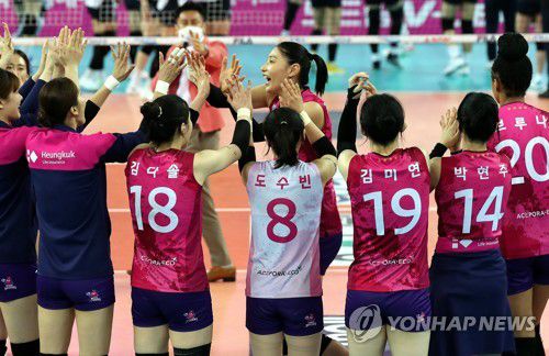 동료들과 기쁨 나누는 김연경(인천=연합뉴스) 윤태현 기자 = 24일 인천 계양체육관에서 열린 여자프로배구 플레이오프 3차전 인천 흥국생명 핑크스파이더스와 화성 IBK기업은행 알토스의 경기. 흥국생명이 세트스코어 3-0으로 승리해 챔피언결정전 진출을 확정 짓자 김연경(왼쪽)이 동료들과 기쁨을 나누고 있다. 2021.3.24 tomatoyoon@yna.co.kr