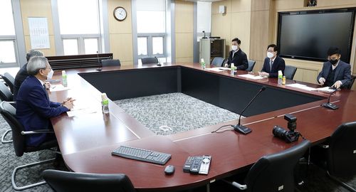 조세재정연구원 찾아 가로림만 해양정원 필요성 설명하는 양승조 충남지사[충남도 제공. 재판매 및 DB 금지]