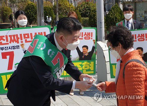배준현 후보 선거운동(부산=연합뉴스) 25일 부산시장 보궐선거 민생당 배준현 후보가 거리에서 시민을 만나 인사하고 있다. 2021.3.25 [배준현 후보 제공, 재판매 및 DB 금지] ccho@yna.co.kr