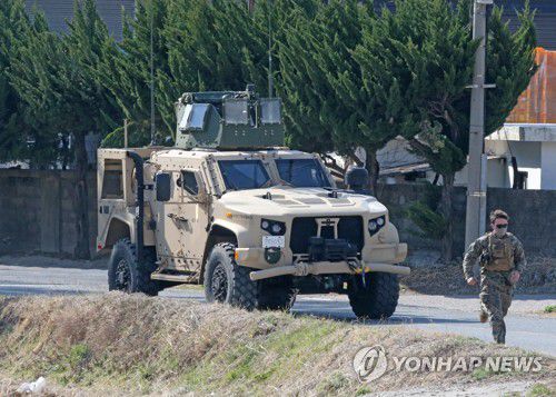 튼튼해보이는 미군 전술차(포항=연합뉴스) 손대성 기자 = 25일 경북 포항시 북구 송라면 해안에서 전개된 한·미해병대 합동훈련에서 미군 전술차가 이동하고 있다. 2021.3.25 sds123@yna.co.kr