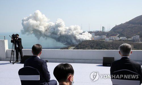 누리호 1단 종합연소시험 참관하는 문 대통령(고흥=연합뉴스) 이진욱 기자 = 문재인 대통령이 25일 오후 전남 고흥군 나로우주센터에서 누리호 1단 종합연소시험을  참관하고 있다. cityboy@yna.co.kr