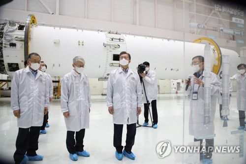 발사체 조립동 시찰하는 문 대통령(고흥=연합뉴스) 이진욱 기자 = 문재인 대통령이 25일 오후 전남 고흥군 나로우주센터에서 발사체 조립동을 시찰하고 있다. cityboy@yna.co.kr