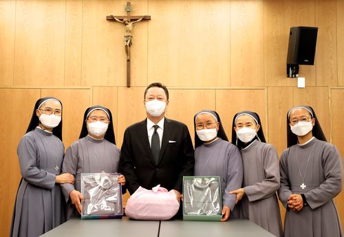 박용만 회장과 수녀들(서울=연합뉴스) 29일부터 서울 명동성당 1898광장 디아트플랜트 요갤러리에서는 '수녀복, 기도와 치유가 되다' 전시회가 열린다. 오랜 수녀복으로 만든 기도방석과 베개가 전시장을 채운다. 이번 전시를 기획한 박용만 오더오브몰타코리아 회장과 수녀들. 2021.3.26 [요갤러리 제공. 재배포 및 DB금지] (끝)