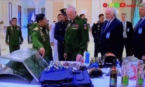 민 아웅 흘라잉 최고사령관(왼쪽)이 알렉산더 포민 러시아 국방차관에게 시위대에서 압수한 '사제 무기'라며 설명하는 모습.
[트위터 캡처. 재판매 및 DB 금지]