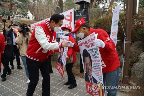 광진구 찾은 오세훈 서울시장 후보(서울=연합뉴스) 국민의힘 오세훈 서울시장 후보가 27일 오전 서울 광진구 아차산 등산로 입구에서 선거사무원과 인사하고 있다. 2021.3.27 [오세훈캠프 제공. 재판매 및 DB 금지] photo@yna.co.kr