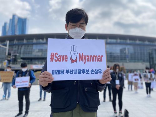 묵념하는 미래당 손상우 후보[손상우 후보 제공·재판매 및 DB 금지]