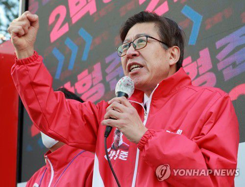 주먹 쥔 박형준 거리 유세[연합뉴스 자료사진]