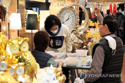 지지호소하는 민주당 박영선 서울시장 후보(서울=연합뉴스) 더불어민주당 박영선 서울시장 후보가 28일 서울 서초구 고속버스터미널 경부선 광장에서 집중 유세를 마친 뒤 지하상가를 찾아 인사하고 있다. 2021.3.28 [국회사진기자단] jeong@yna.co.kr