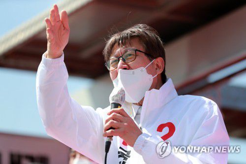 지지 호소하는 박형준(부산=연합뉴스) 손형주 기자 = 4·7 부산시장 보궐선거 국민의힘 박형준 후보가 28일 오후 부산진구 부산시민공원에서 열린 민주당 부산 비하 발언 규탄대회에서 발언하고 있다. 2021.3.28 handbrother@yna.co.kr