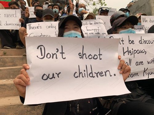 샨주에서 진행된 침묵 시위. '우리 아이들을 쏘지 말라'고 적혀있다.2021.3.29[미얀마 나우 캡처. 재판매 및 DB 금지]