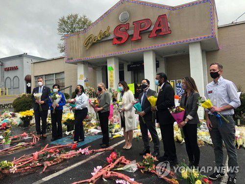 애틀랜타 골드스파 앞에서 발언하는 미 의회 의원들과 조지아주 의원들 [AP=연합뉴스]