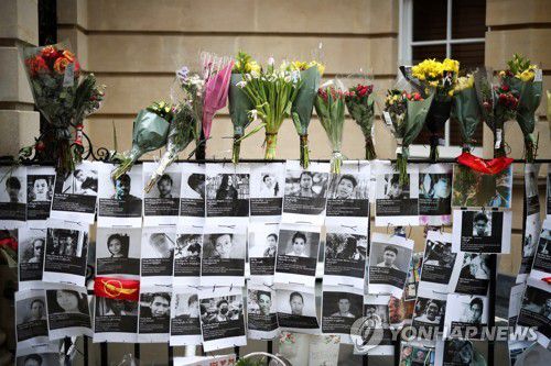 영국 런던에 있는 미얀마 대사관 외부에 있는 미얀마 시위 희생자들의 사진[로이터=연합뉴스]