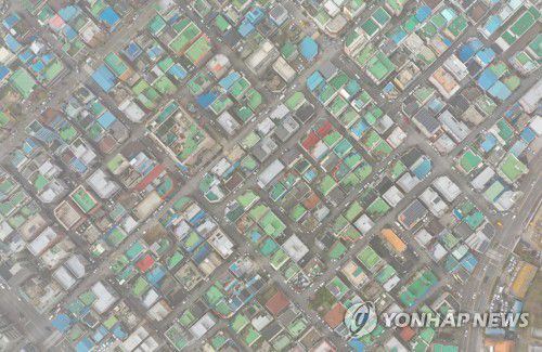 황사 내려 앉은 도심 주택가[연합뉴스 자료사진]