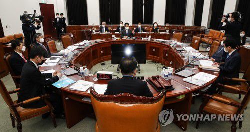국회 정보위원회(서울=연합뉴스) 진성철 기자 = 29일 서울 여의도 국회 정보위원회에서 박지원 국가정보원장이 출석한 가운데 전체회의가 열리고 있다.  2021.3.29 zjin@yna.co.kr
