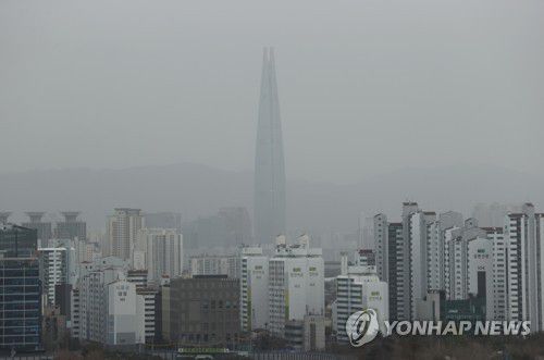미세먼지 속 랜드마크(서울=연합뉴스) 홍해인 기자 = 서울 전역에 황사 경보가 내려진 29일 서울 성동구 응봉산에서 바라본 송파구 롯데월드타워 주변으로 미세먼지가 드리워져 있다. 2021.3.29 hihong@yna.co.kr